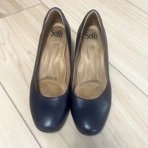 Classic Navy Heels!